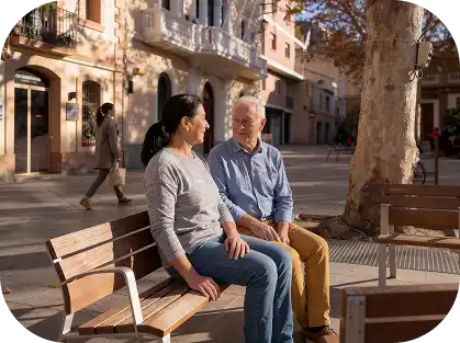 Dos personas conversando en un banco